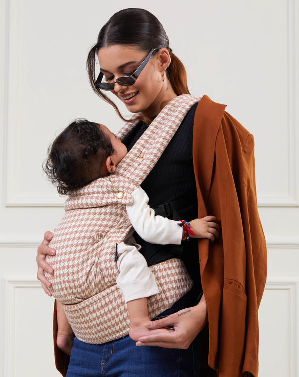 बाउंडलेस बेबी कैरियर - मोचा क्रीम हाउंडस्टूथ